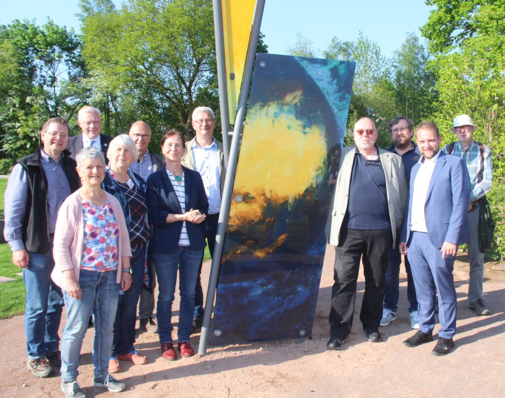 Die Beteiligten zur Verwirklichung des Kunstprojekts für den interreligiösen Schöpfungsgarten auf der Landesgartenschau in Höxter.