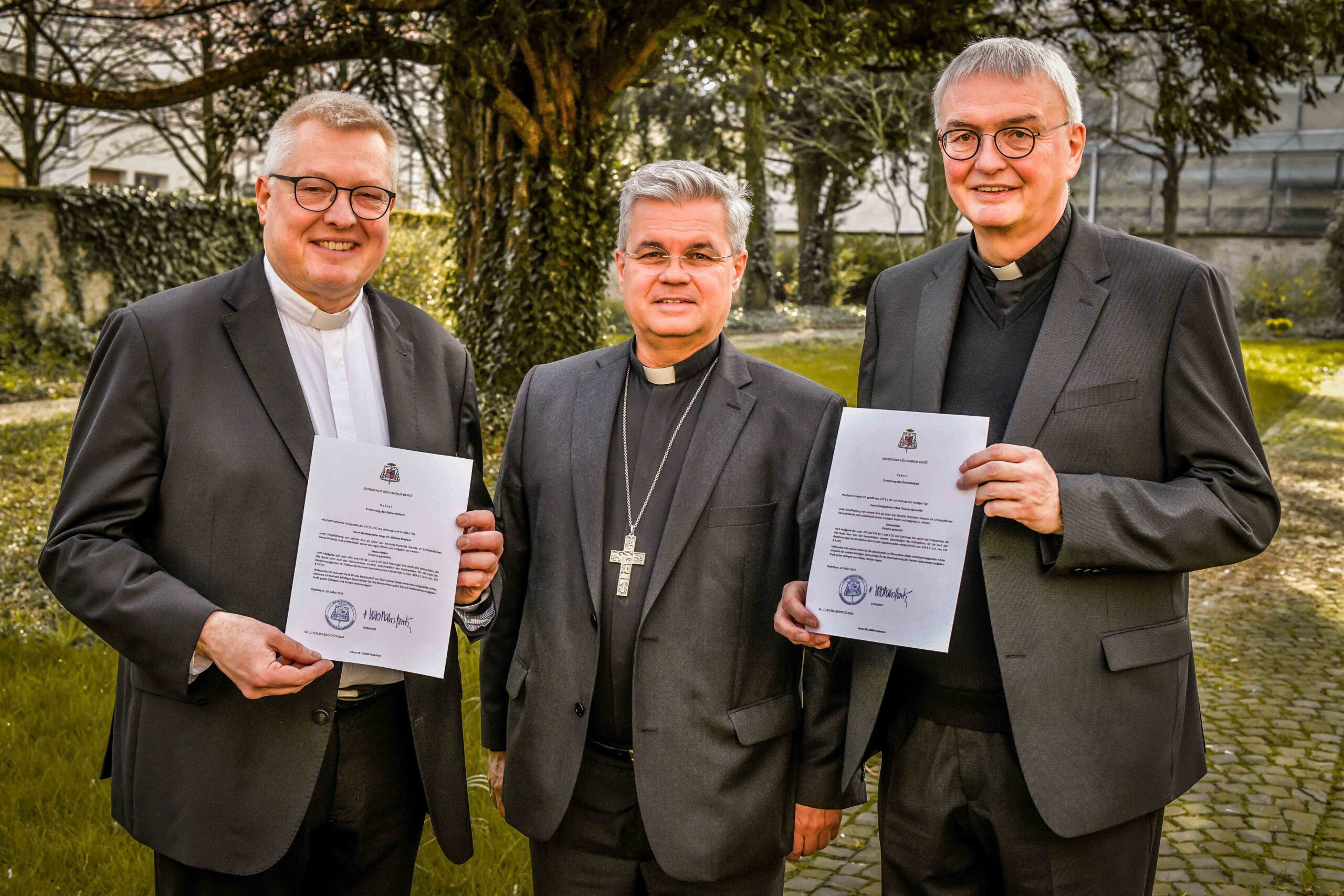 Generalvikar Monsignore Dr. Michael Bredeck, Erzbischof Dr. Udo Markus Bentz und Generalvikar Prälat Thomas Dornseifer mit den Ernennungsurkunden.