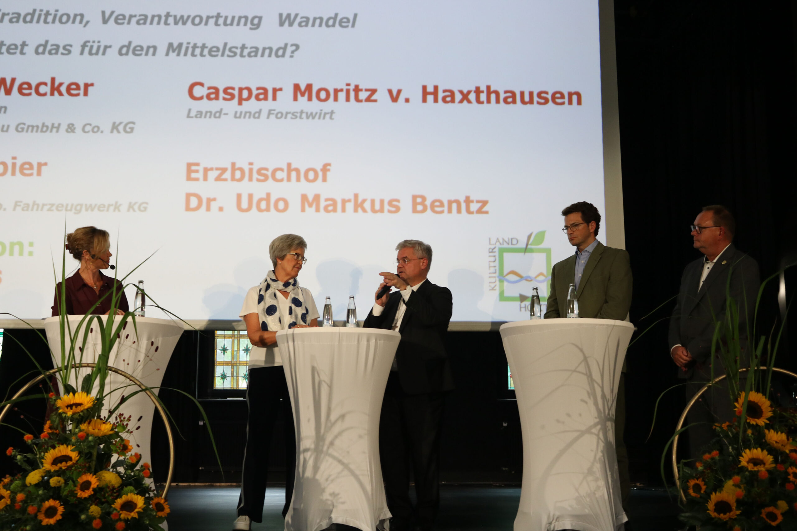 25_137 Bild 2 Diskussionsrunde beim Wirtschaftstag 2025 mit Erzbischof Dr. Udo Markus Bentz
