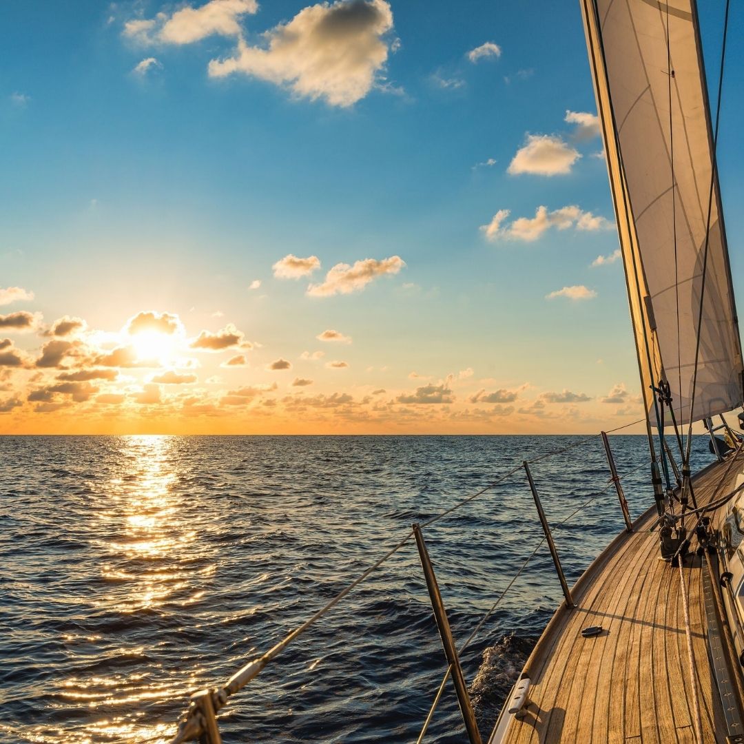 Segeln gegen Sonnenuntergang