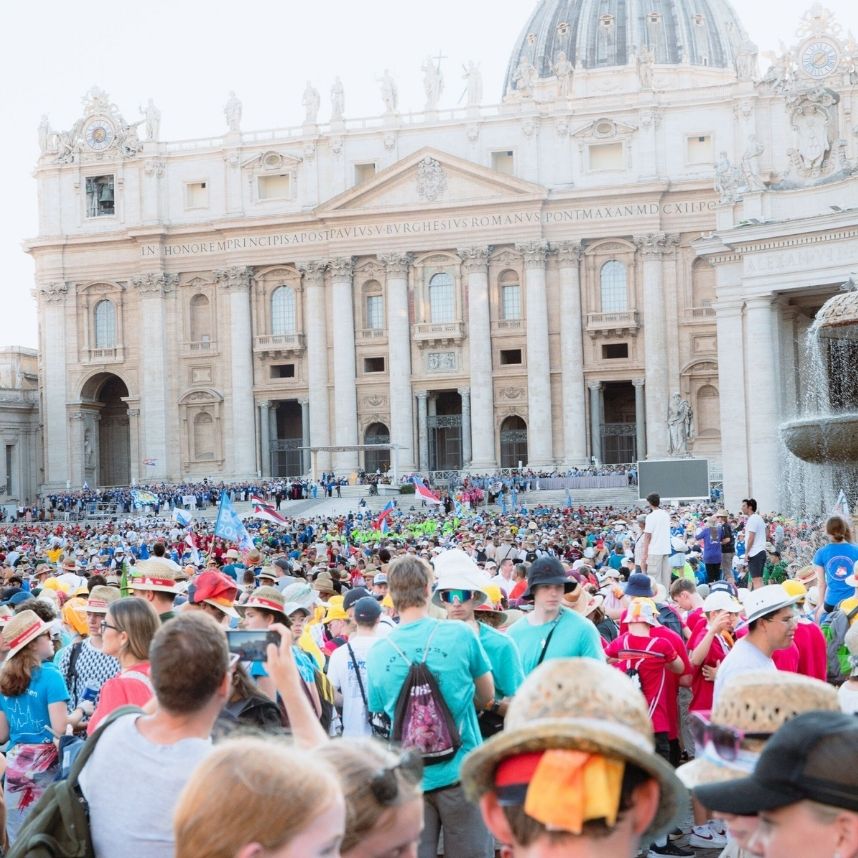 Ministrantinnen und Ministranten zur Audienz beim Papst auf dem Petersplatz.